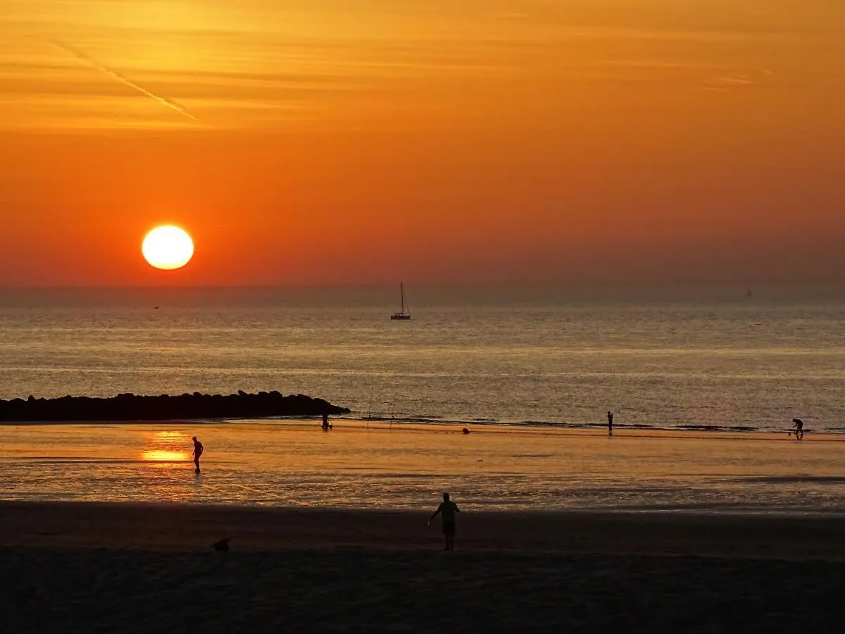 Luxury App, Frontal Sea View + South Terrace + Garage Apartment Middelkerke