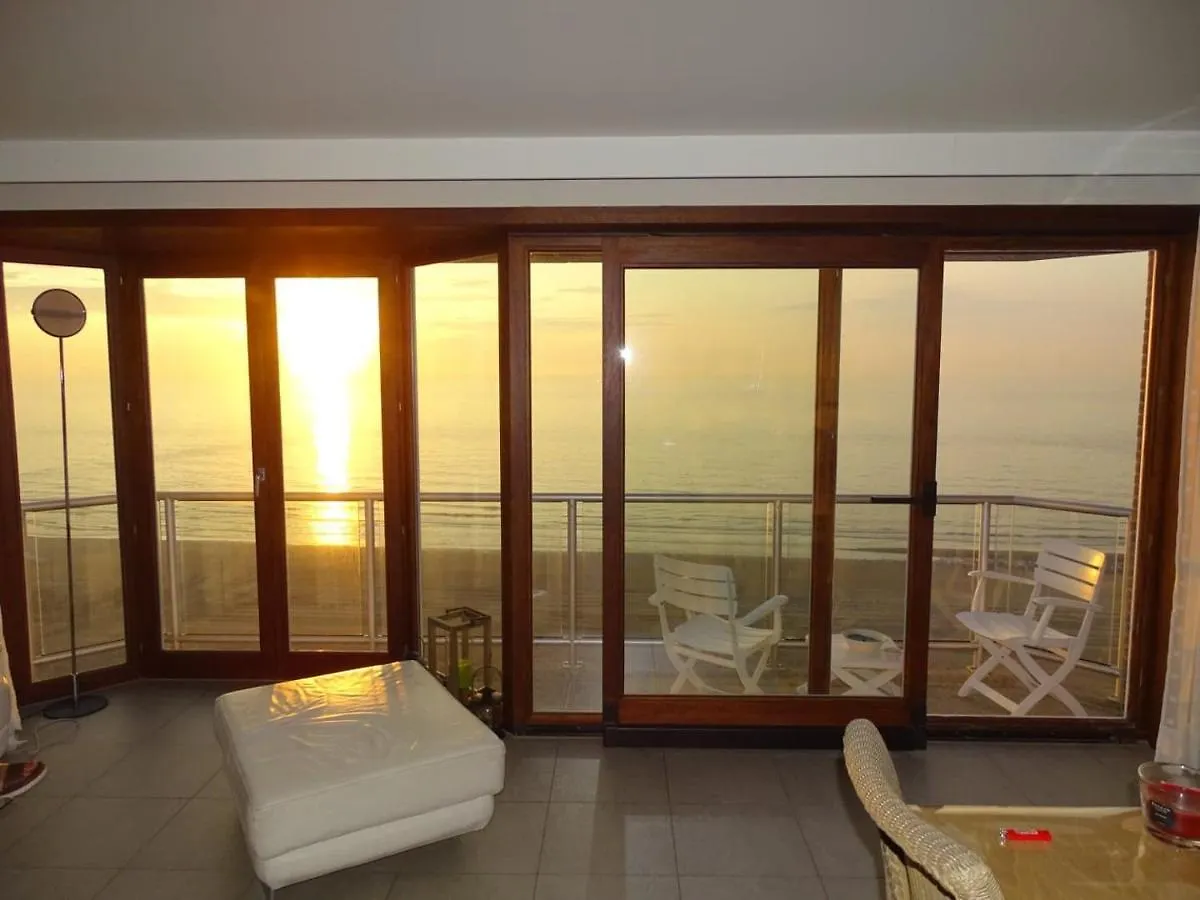 미들케르케 Luxury App, Frontal Sea View + South Terrace + Garage 아파트